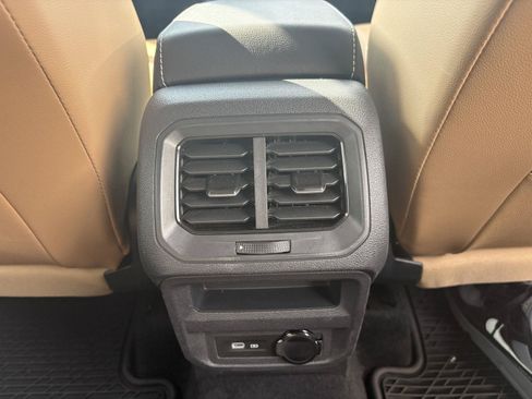 Used 2024 Volkswagen Tiguan SE w/ Panoramic Sunroof Package AWD/4WD image 13
