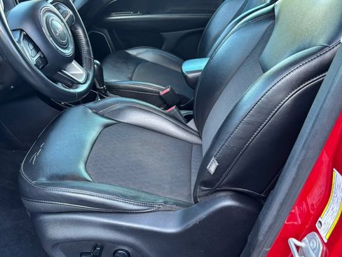 Used 2018 Jeep Compass Latitude w/ Popular Equipment Group FWD image 16