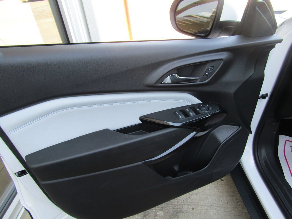 Used 2025 Chevrolet Trax LT w/ LT Convenience Package FWD image 18
