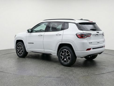 Used 2025 Jeep Compass Trailhawk image 6