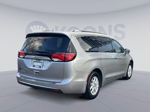 Used 2020 Chrysler Pacifica Touring-L image 5