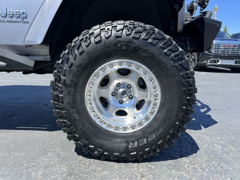 Used 2020 Jeep Gladiator Overland AWD/4WD image 12