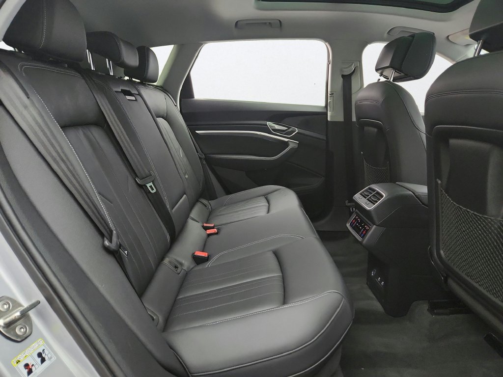 Used 2022 Audi e-tron Premium AWD/4WD image 33