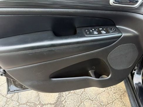 Used 2019 Jeep Grand Cherokee Laredo w/ 18" Wheel & 8.4" Radio Group image 13