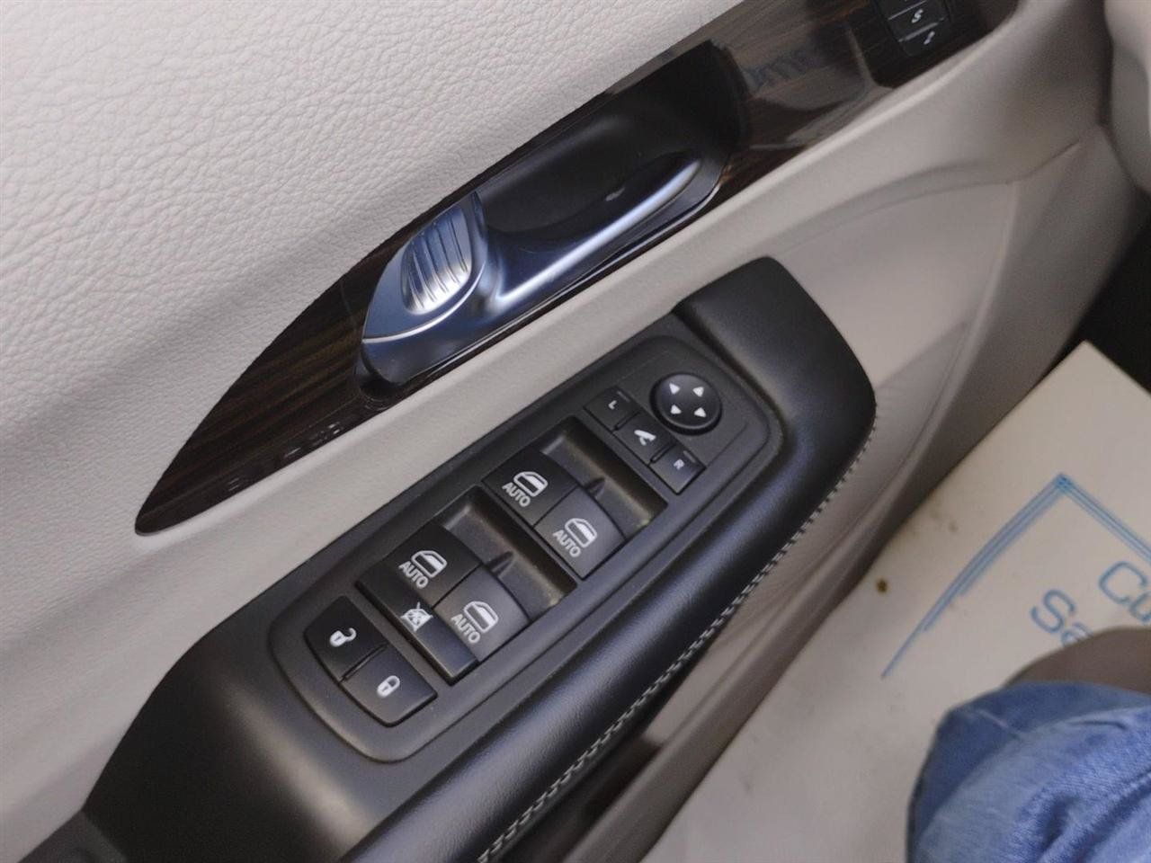 Used 2023 Chrysler Pacifica Limited FWD image 40