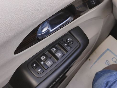 Used 2023 Chrysler Pacifica Limited FWD image 40