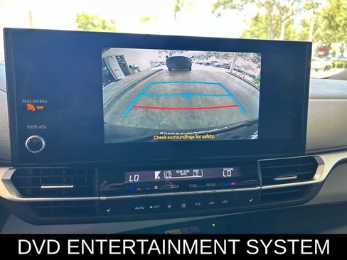 Used 2025 Toyota Sienna XLE FWD image 11