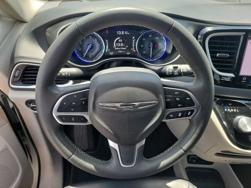 Used 2023 Chrysler Pacifica Touring-L FWD image 23