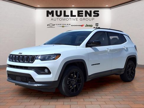 Used 2025 Jeep Compass Latitude w/ Altitude Special Edition image 1