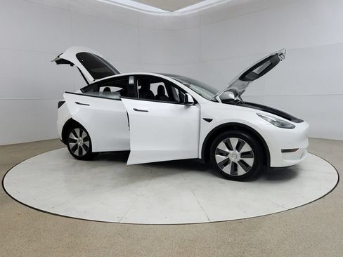 Used 2022 Tesla Model Y Long Range AWD/4WD image 16