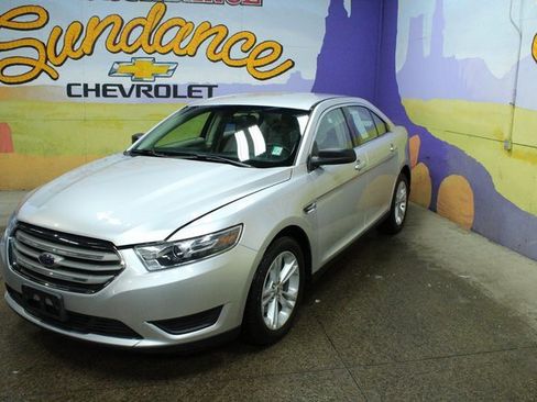 Used 2017 Ford Taurus SE image 4