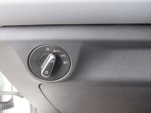 Used 2025 Volkswagen Jetta SE FWD image 26