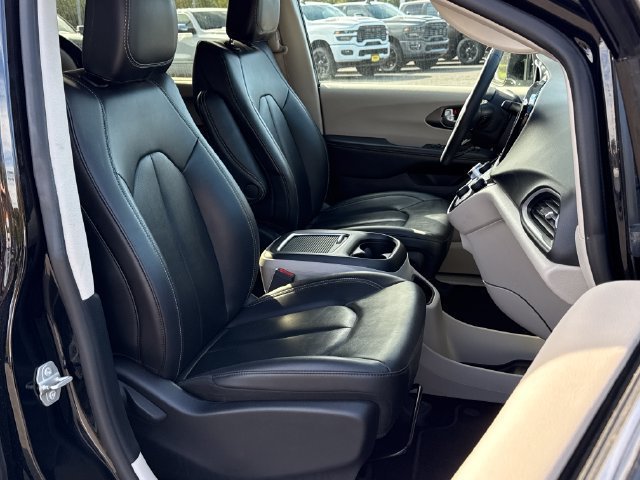 Used 2024 Chrysler Pacifica Touring-L FWD image 22