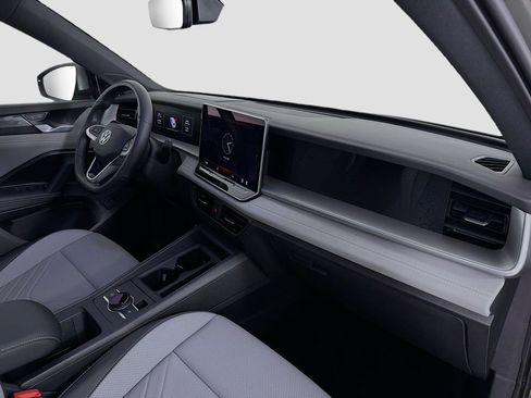 Used 2025 Volkswagen Tiguan SE R-Line image 31