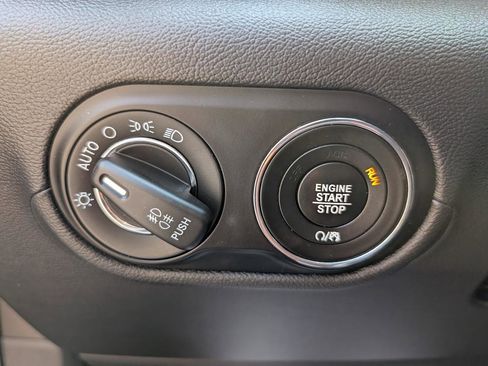 Used 2019 Maserati Levante AWD/4WD image 32