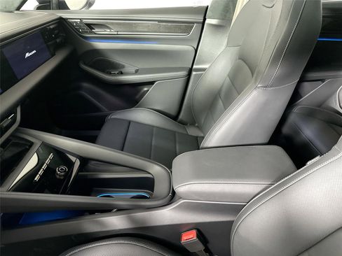 Certified 2025 Porsche Macan Turbo Electric AWD/4WD image 30