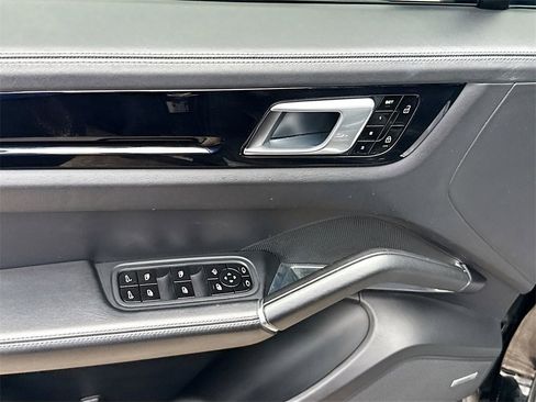 Used 2019 Porsche Cayenne Turbo w/ Premium Plus Package image 19