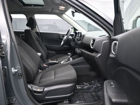 Used 2025 Hyundai Venue SEL FWD image 28