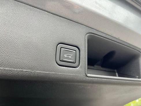 Used 2024 GMC Terrain SLT image 24