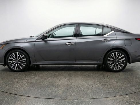 Used 2025 Nissan Altima 2.5 SV FWD image 5