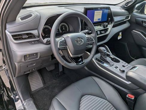 New 2026 Toyota Highlander XSE image 3