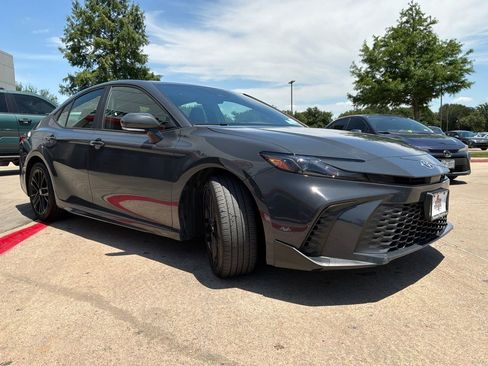Used 2025 Toyota Camry SE FWD image 4