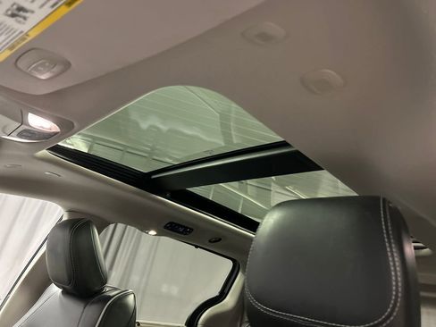 Used 2024 Chrysler Pacifica Limited FWD image 25
