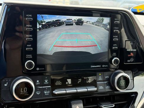 Used 2020 Toyota Highlander XLE AWD/4WD image 14