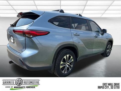 Used 2023 Toyota Highlander XLE AWD/4WD image 6