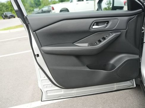 Used 2025 Nissan Rogue SV FWD image 14
