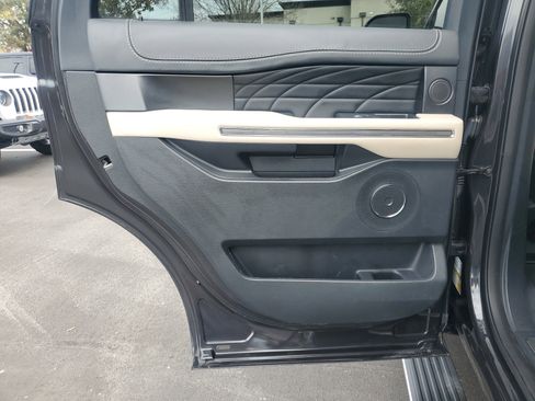 Used 2023 Ford Expedition Platinum image 10