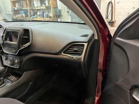 Used 2019 Jeep Cherokee Latitude w/ Popular Appearance Group FWD image 29