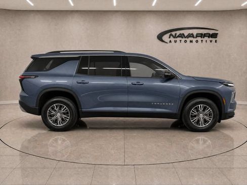 Used 2025 Chevrolet Traverse LT FWD image 8