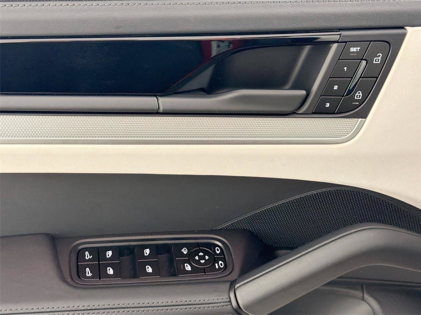 Certified 2026 Porsche Cayenne AWD/4WD image 30