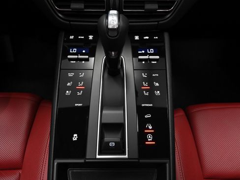 Used 2023 Porsche Macan image 25