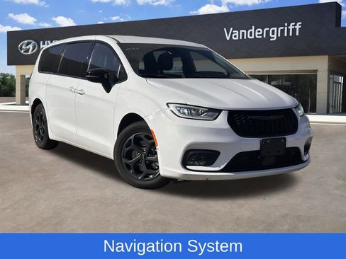 Used 2024 Chrysler Pacifica Select image 1