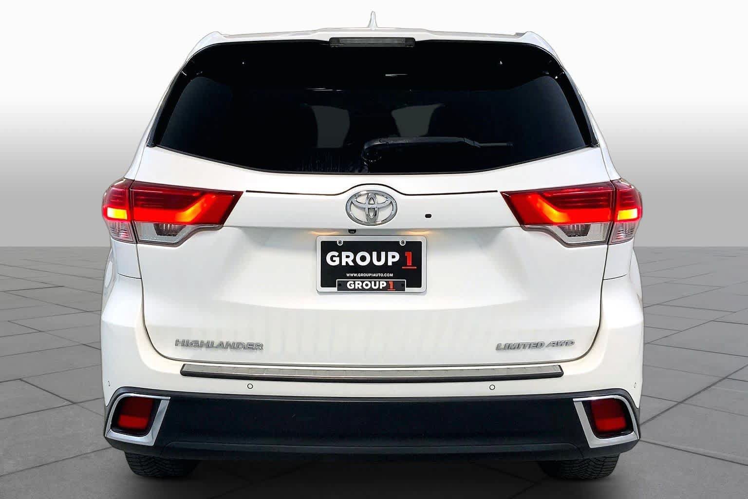 Used 2017 Toyota Highlander Limited Platinum AWD/4WD image 4