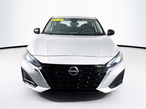 Used 2024 Nissan Altima 2.5 SV FWD image 2