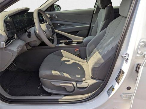 New 2025 Hyundai Elantra SEL FWD image 4