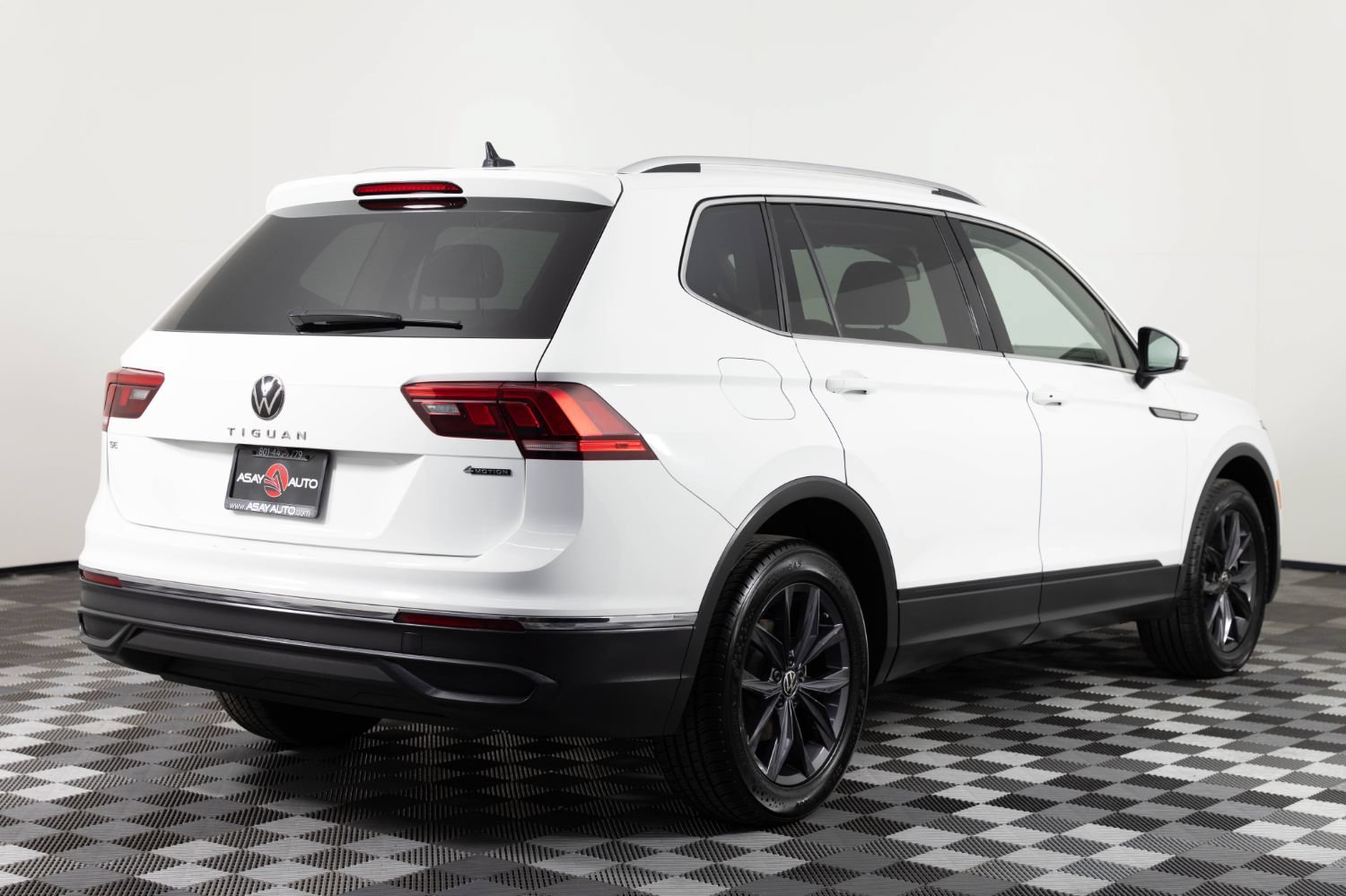 Used 2024 Volkswagen Tiguan SE AWD/4WD image 7