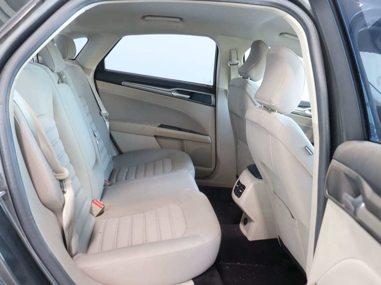Used 2017 Ford Fusion SE FWD image 15