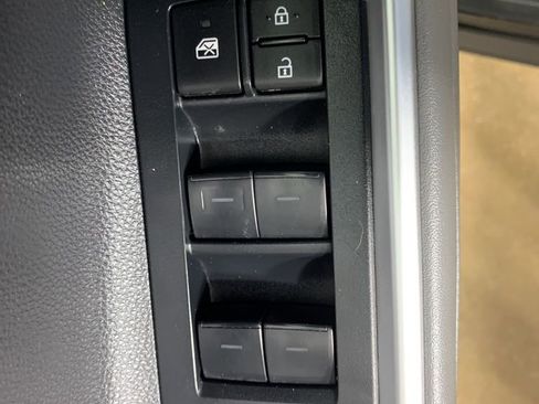 Used 2023 Toyota Highlander XLE AWD/4WD image 19