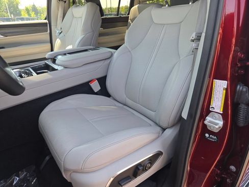 Certified 2024 Jeep Wagoneer Series III w/ Premium Group I AWD/4WD image 34