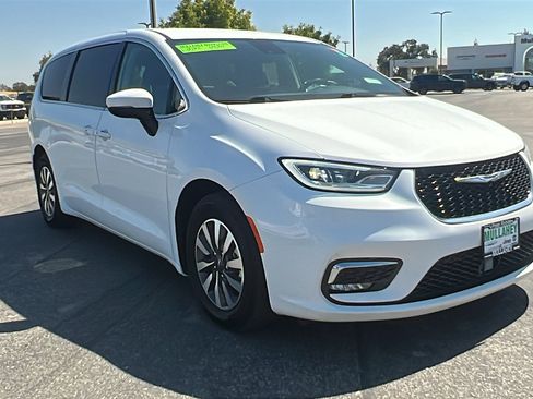 Used 2023 Chrysler Pacifica Touring-L image 1