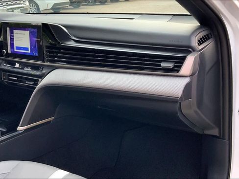 Used 2025 Toyota Camry SE w/ Convenience Package image 18