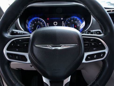 Used 2023 Chrysler Pacifica Touring-L image 17