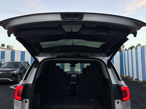 Used 2018 GMC Acadia SLT w/ LPO, Cargo Package image 12