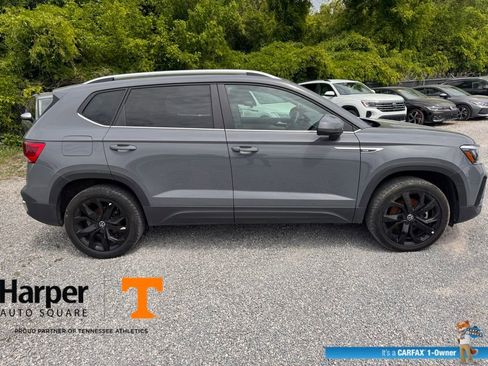 Used 2023 Volkswagen Taos SE w/ Panoramic Sunroof Package image 6