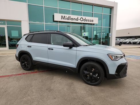 New 2026 Volkswagen Taos SE image 8