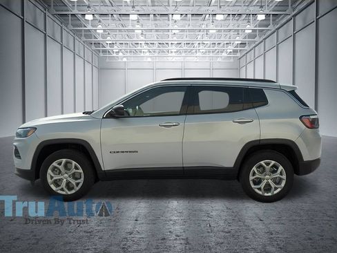 Used 2024 Jeep Compass Latitude AWD/4WD image 4